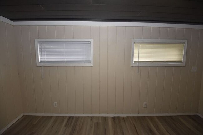 Building Photo - Mishawaka 1/2 story 3 bedroom single-family home with garage