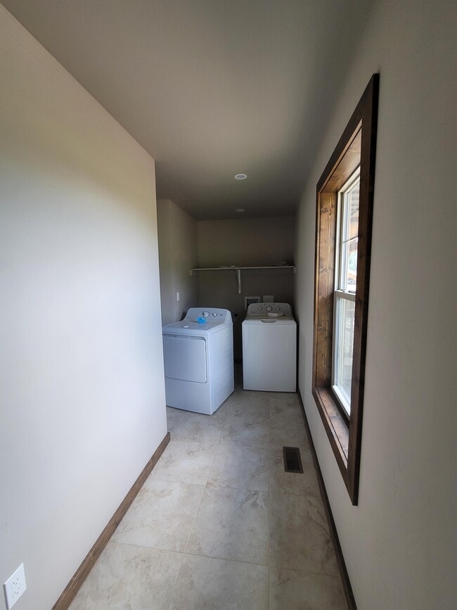Building Photo - 401 Alpine Dr