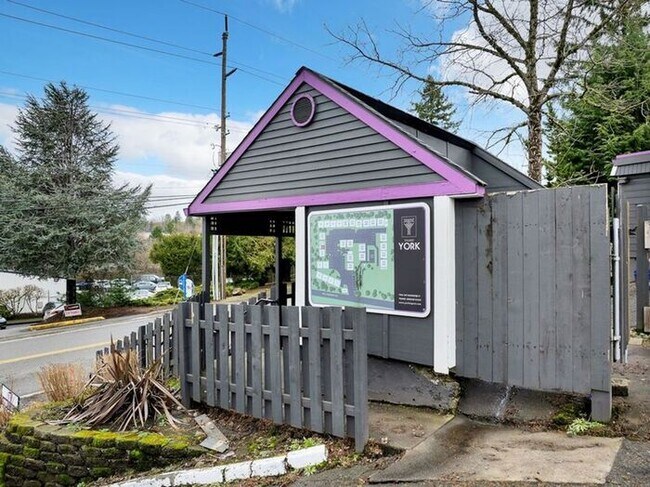 Building Photo - FIRST MONTHS RENT FREE! 2 bedroom 1 bath!!
