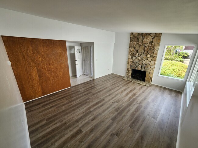 Building Photo - 702 N Paulina Ave