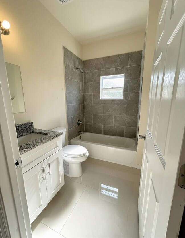 Building Photo - 3212 Oleander Dr