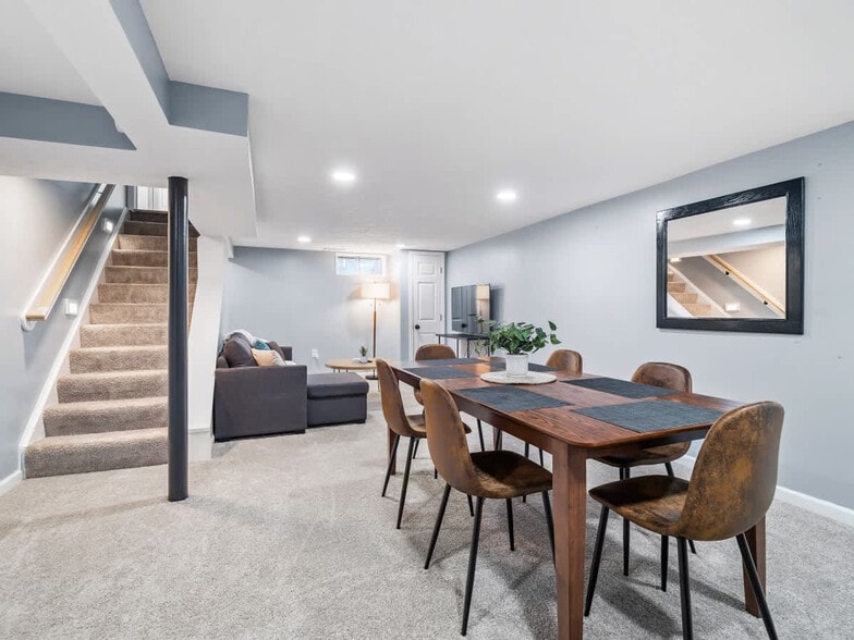 Building Photo - 1906 N Leavitt Rd