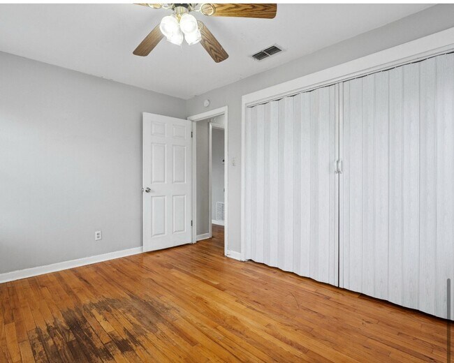 Building Photo - 2 bed 1 bath near Slide and Marsha Sharp n...