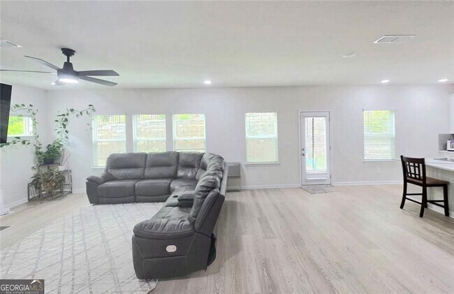 Building Photo - 327 Vly Oak Dr