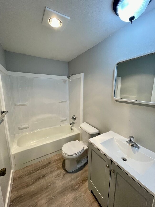 Building Photo - Freshly Updated Studio Apartment with Util...