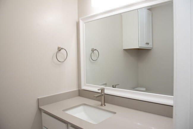 Building Photo - 804 San Saba Dr