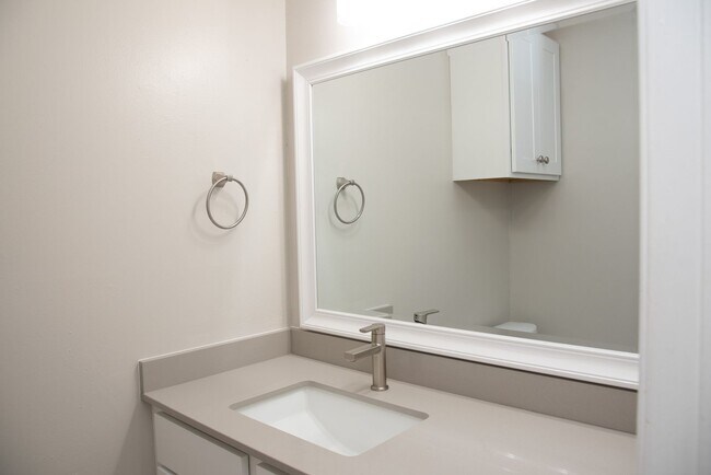 Building Photo - 817SS