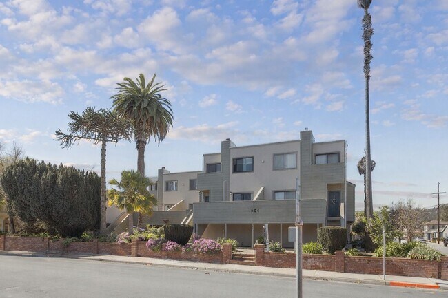 Building Photo - 2 Bedroom Townhome - 1 Block from NPS