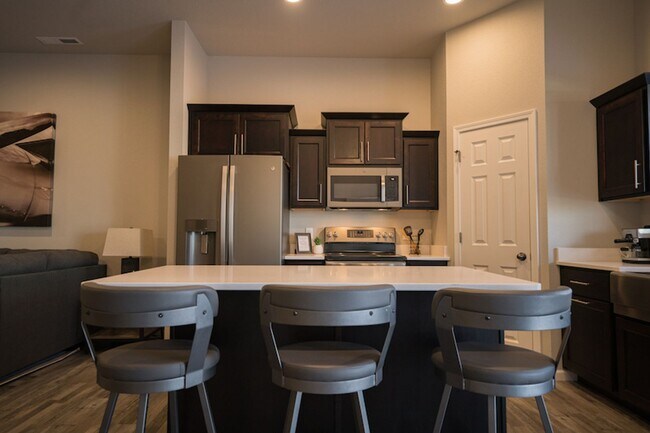 Building Photo - One-Level Carefree Living in a quiet and i...