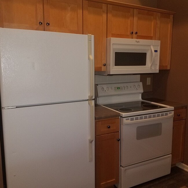 Building Photo - 1BR/1BA, Upscale Loft with accessible Rooftop Deck & Community Pool!