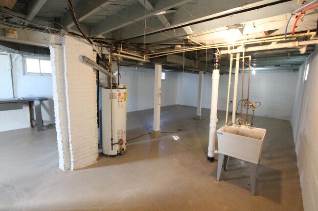 Building Photo - 3 bedroom 1 bath West Allis home with granite counters and 2 car garage