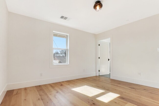 Building Photo - Huge (1,500 square feet) 2 bed, 2.5 bath in Lincoln Heights with parking, in-unit laundry and pri...
