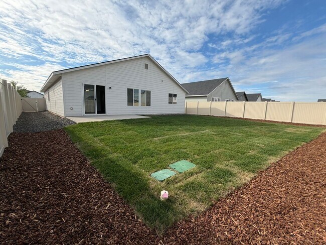 Building Photo - Move-In Special! Brand new 3 bed 2 bath ho...