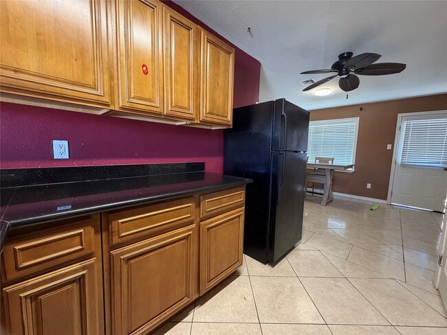 Building Photo - 2421 Pine St