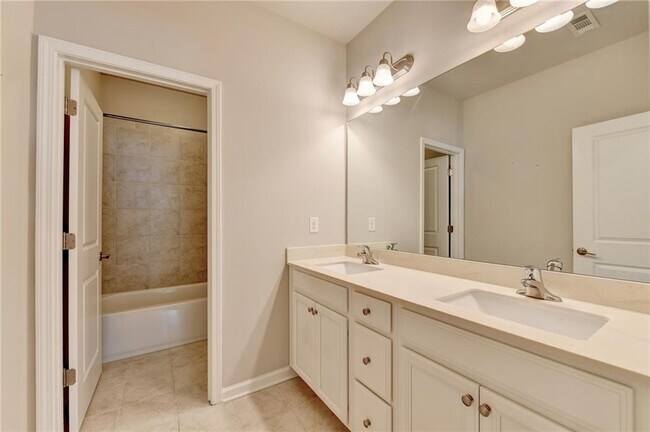 Building Photo - 3860 Grandview Manor Dr