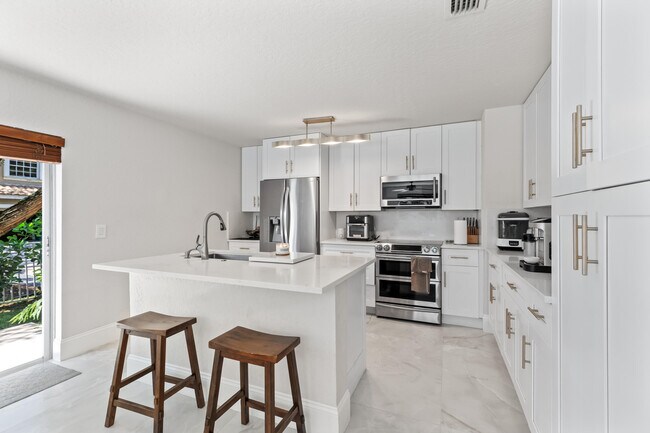 Building Photo - 6805 NW 75th Ct