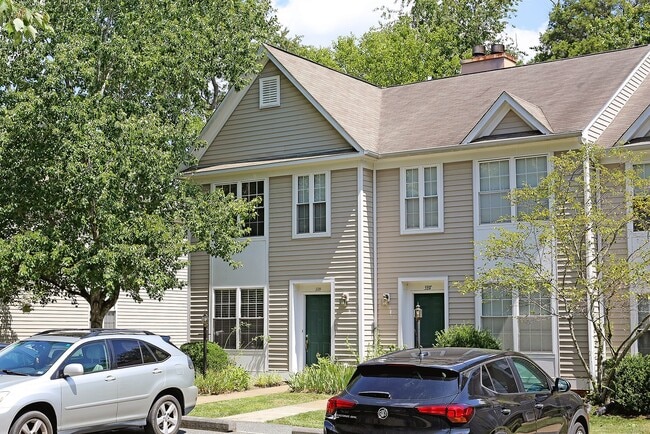 Building Photo - Updated End-Unit with Walkable Forest Lakes Lifestyle