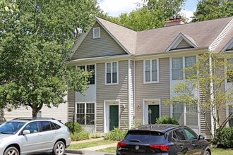 Building Photo - Light-Filled End-Unit Townhome in Forest Lakes North