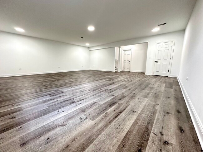 Building Photo - 1875 Crenshaw Cir