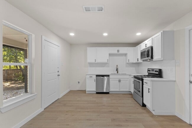 Building Photo - Lease Opportunity in Arlington!