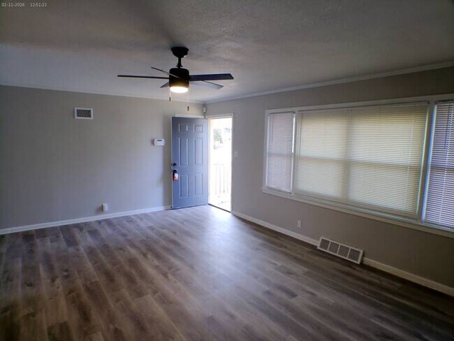 Building Photo - Beautiful 2 bedrooms and 2 baths with vanity located on S Hawthorne Ave in Independence, convenie...
