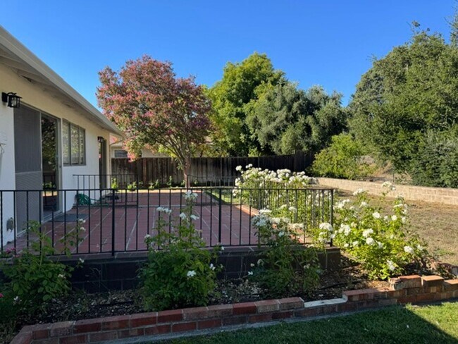 Building Photo - Single level home in Woodlands neighborhood-Walnut Creek