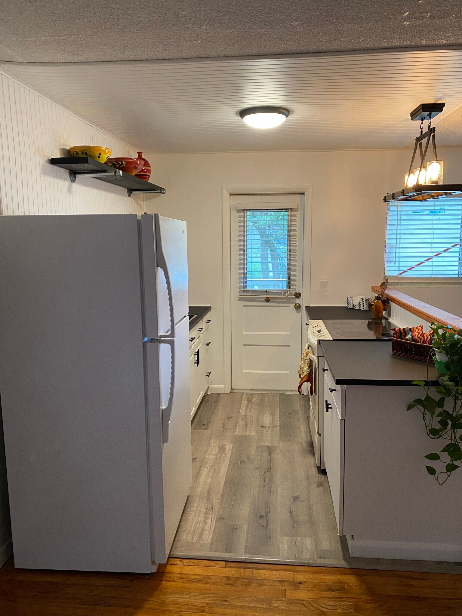 Fridge, stove and dishwasher - 320 Lakeview St