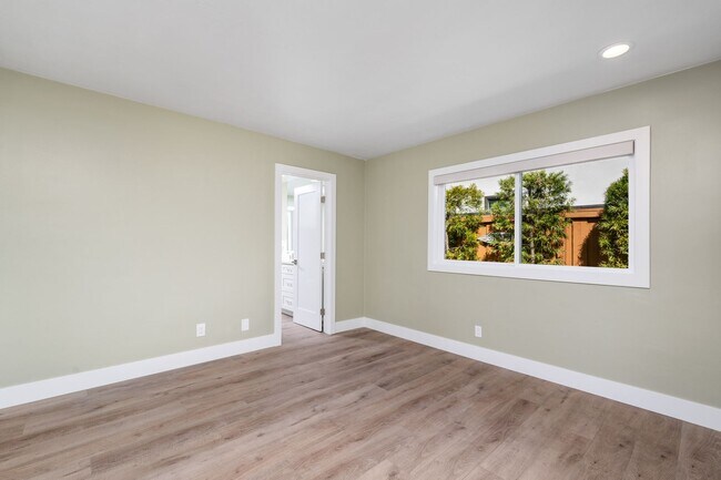 Building Photo - REMODELED 4 BD/3.5 BA RANCH STYLE HOME IN DOVER SHORES