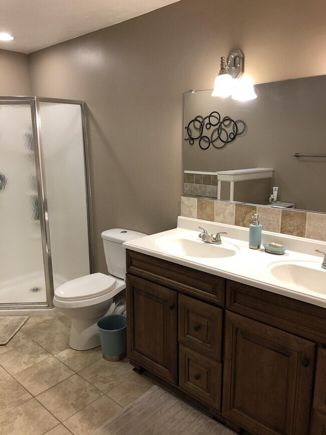 Building Photo - 2020 Grandview Dr