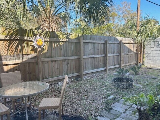 Building Photo - 837 10th Ave N