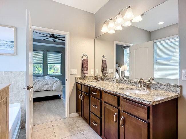 Building Photo - 3009 Esmeralda Dr