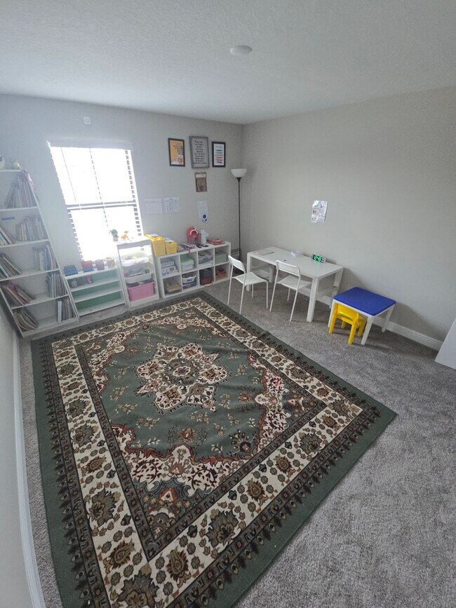 Building Photo - Gorgeous 5-Bedroom, 3-Bathroom in Riverview