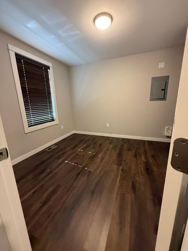 Building Photo - Beautifully renovated Pet Friendly Two Bed...