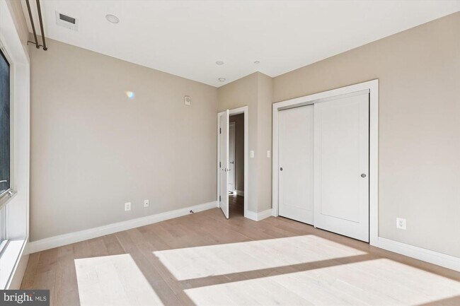 Building Photo - 1102 Staples St NE