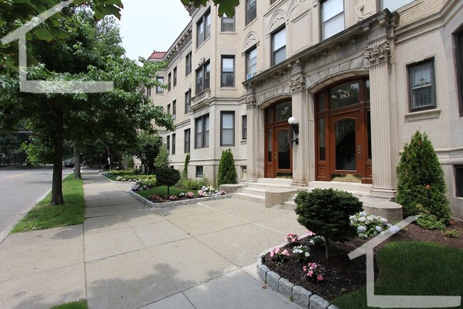 Building Photo - Large 3-Bed near BU in Brookline