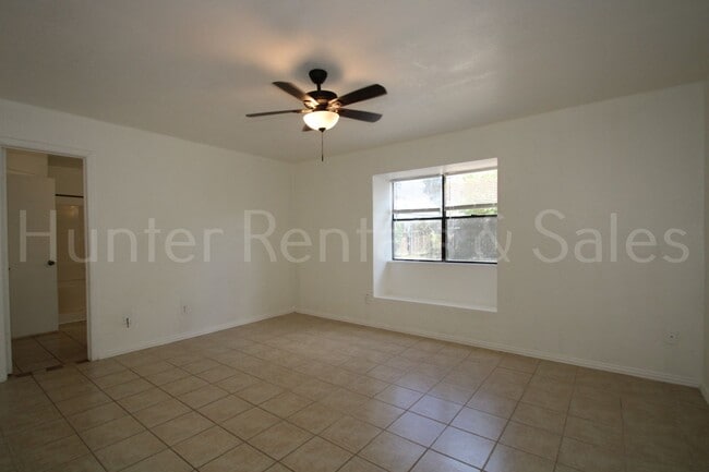 Building Photo - Bright and Open 3 Bedroom Home in Cove!