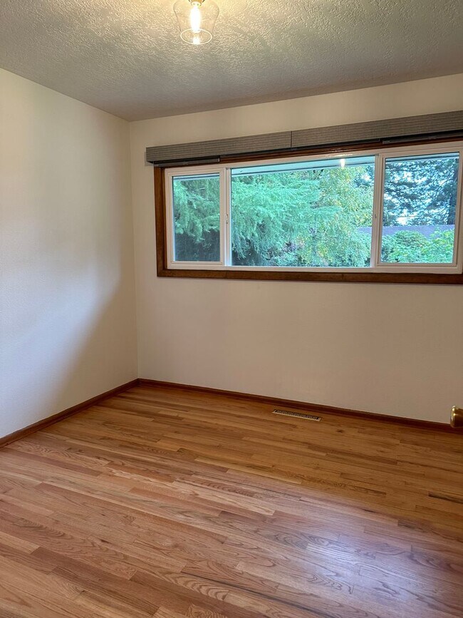 Building Photo - GORGEOUS RANCH STYLE HOME ON HUGE MANICURED LOT IN GARDEN HOME IN SW PORTLAND