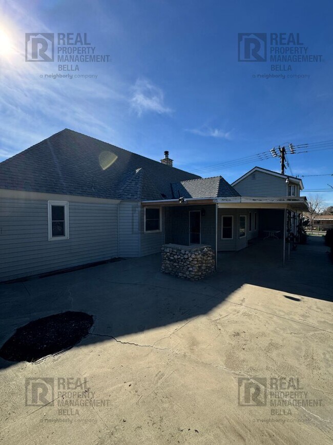 Building Photo - Peaceful Nuevo Living with Gated Driveway, Spacious Layout and Outdoor Living