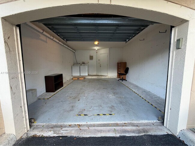 Building Photo - 1600 Crestwood Ct S