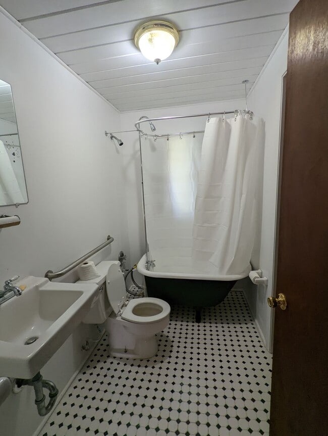 Building Photo - Lovely 2/1 home with beautiful natural wood interior