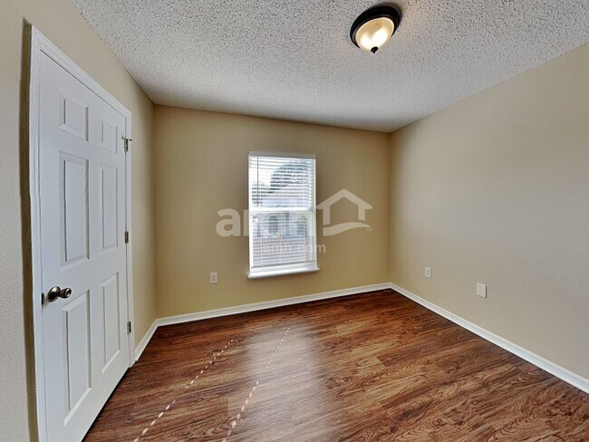 Building Photo - 16000 Wilkinson Dr