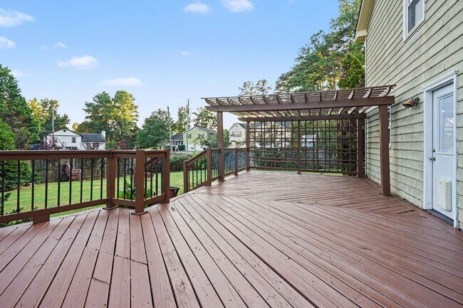 Building Photo - 3030 Green Meadow Ln
