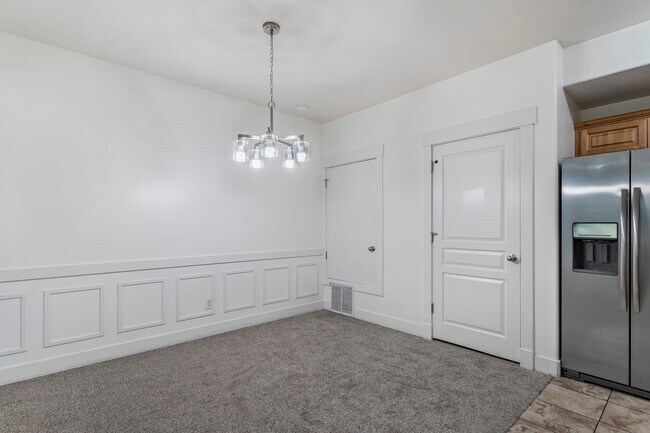 Building Photo - 389 S State St