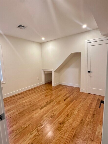 Building Photo - 173 Safford St