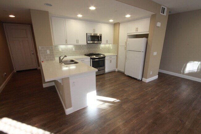 Building Photo - Stunning 2 Bedroom/2.5 Bath Townhouse