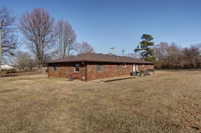 Building Photo - Updated 2 Bedroom Duplex in Republic, MO!