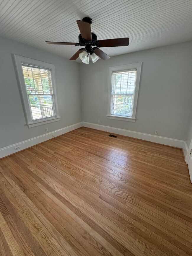 Building Photo - Cute Bungalow Near NC State Fairgrounds - ...