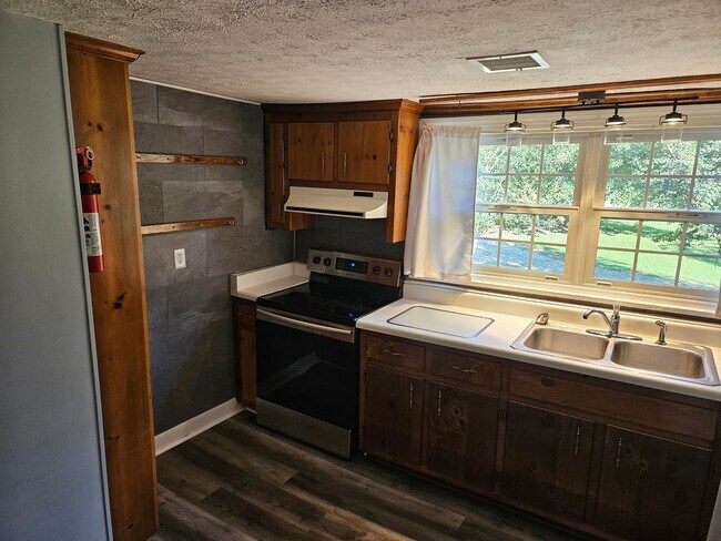 Building Photo - 3 Bedroom, 2 bath Home with Garage in New ...