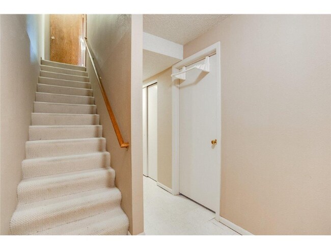 Building Photo - 2458 Crestwood Dr