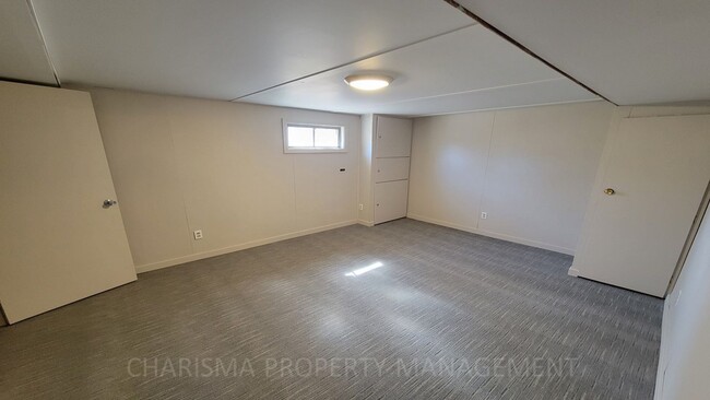 Building Photo - Newly Updated 2 Bedroom, 1.5 Bath House, C...